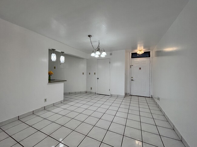 Building Photo - 215 Lake Pointe Dr
