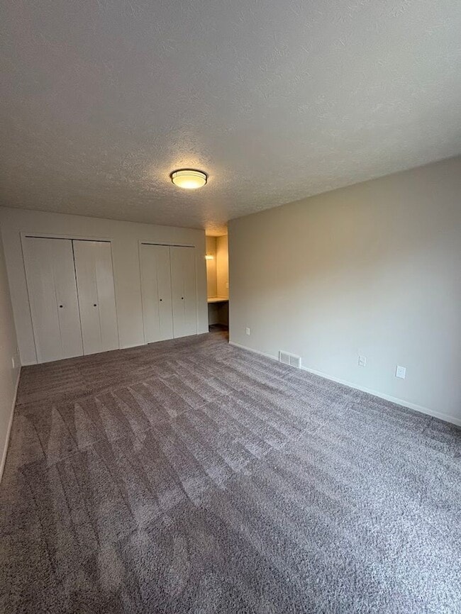 Building Photo - Two bedroom one bathroom duplex for rent