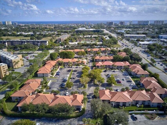 Building Photo - 400 Club Cir