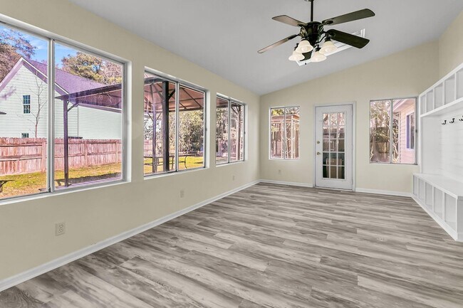 Building Photo - 121 Sully St