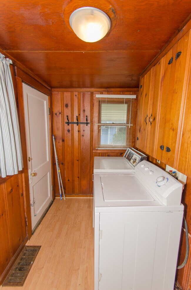 Building Photo - 3 Bedroom, 1.5 bath Home: Available July 2026!