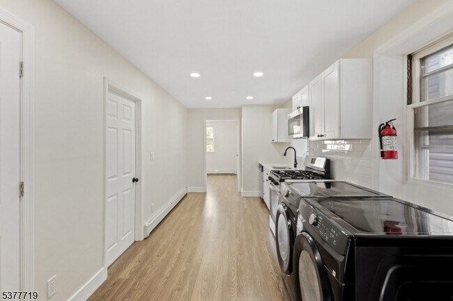 Building Photo - 86 Farnham Ave