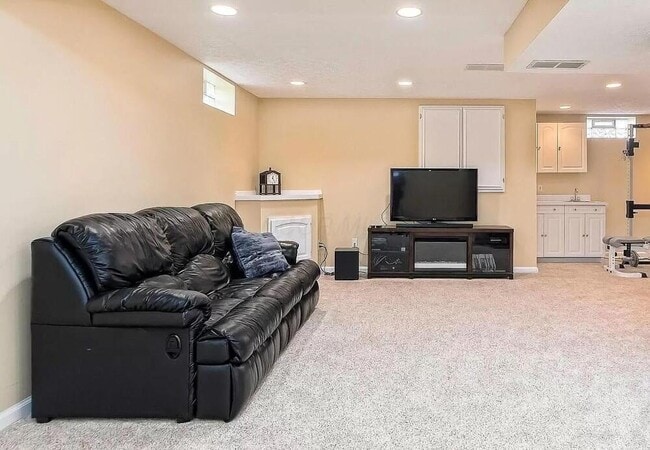 Building Photo - 5772 Clearfield Ln