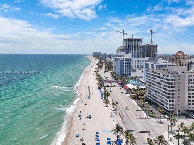 Building Photo - 3000 Riomar St