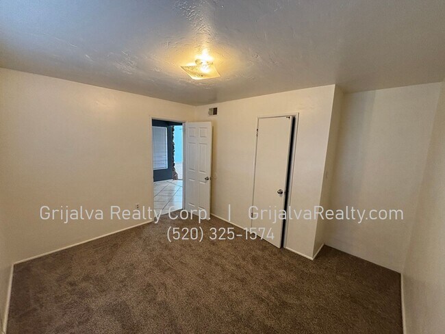 Building Photo - 4 Bed, 2 Bath House on a Large Corner Lot for Rent (22nd St/Wilmot)