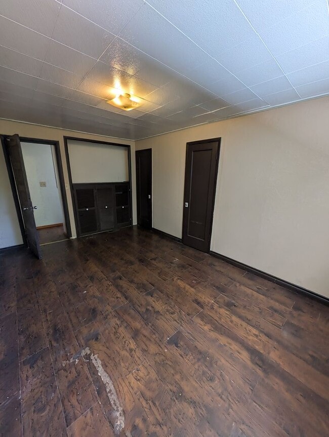 Building Photo - A Quarky Bremerton Original! Tons of Space...