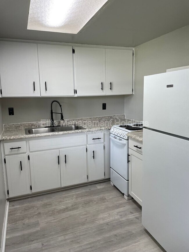 Building Photo - 1755 6th Ave