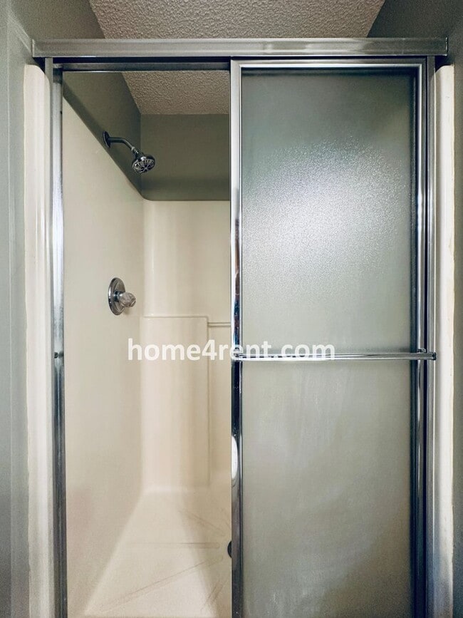 Building Photo - Spacious Liberty Home w/ an Updated Kitche...