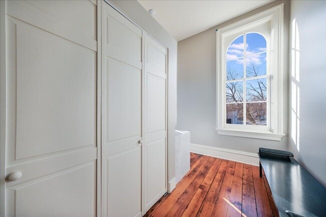 Building Photo - Historic, Character-Rich House - 3 Bed, 3 Bath (2 Full, 2 Half)