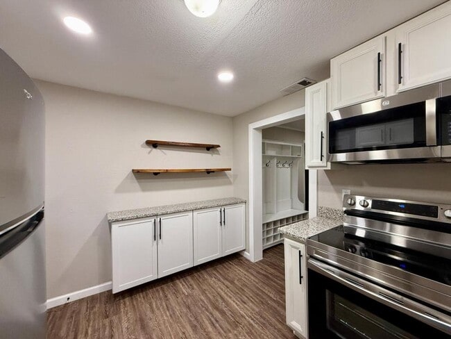 Building Photo - 11025-11107 107 Cutoff