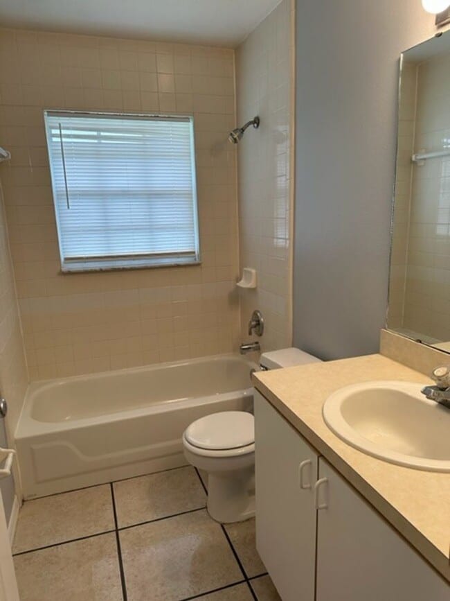 Building Photo - Coming soon ... 2 Bed 2 Bath 1/2 Duplex in St Cloud close to Lakefront!