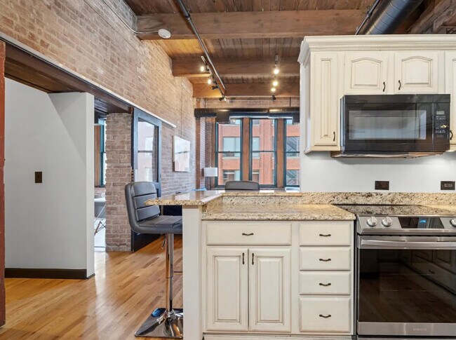 Building Photo - 331 S Peoria St