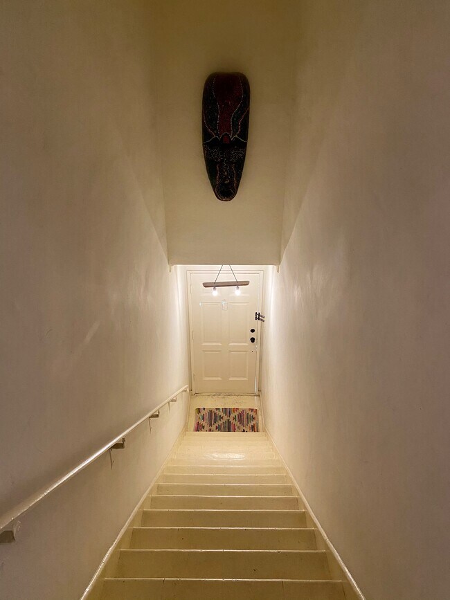 Entry - 112 N Kings Rd