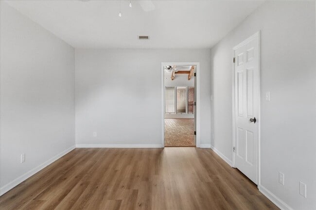 Building Photo - 204 Lake Cir Dr