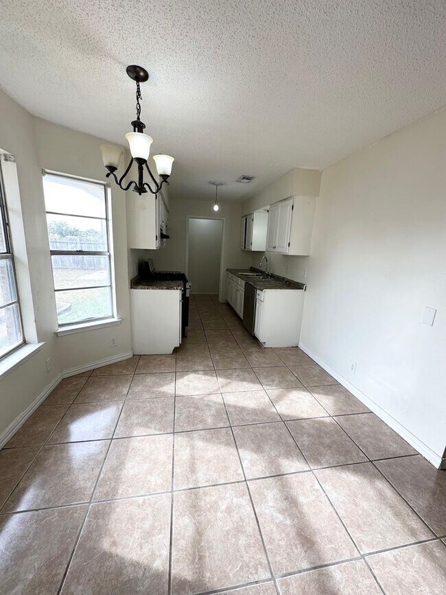 Building Photo - 3 Bed 2 Bath Ready to Rent!