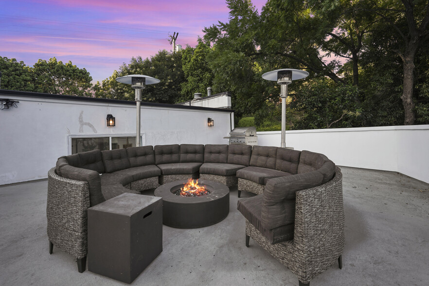 Upstairs patio fire pit - 3511 Berry Dr