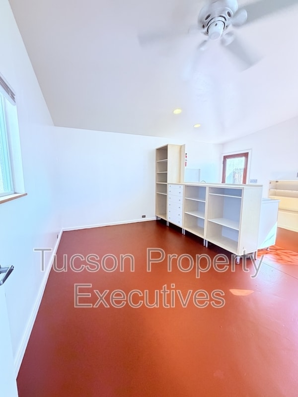 Building Photo - 443 E Delano St