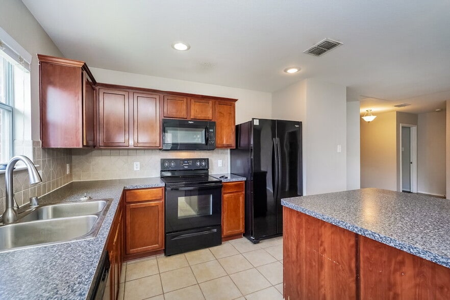 Building Photo - 110 Comanche Trail