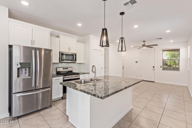 Building Photo - 40354 W Sunland Dr