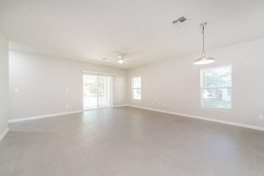 Building Photo - 326 Caldbeck Way