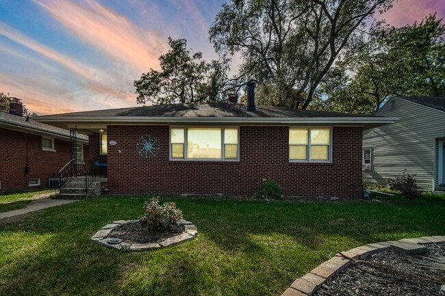 Building Photo - Charming Custom Home in Miller Beach!