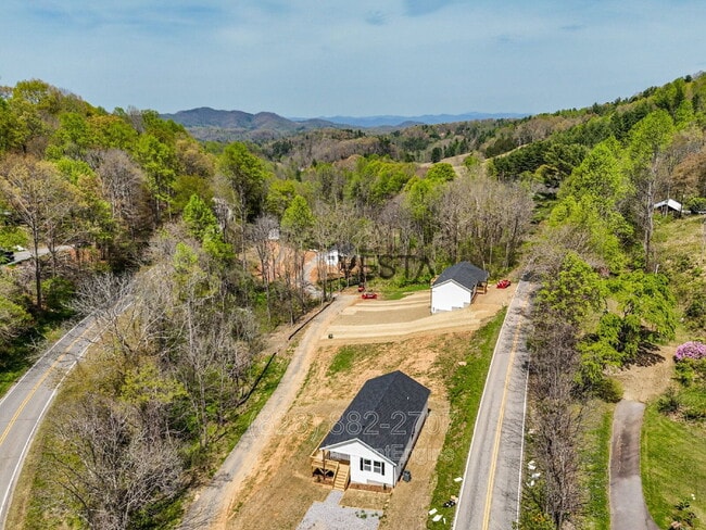 Building Photo - 4 Meadows Town Rd