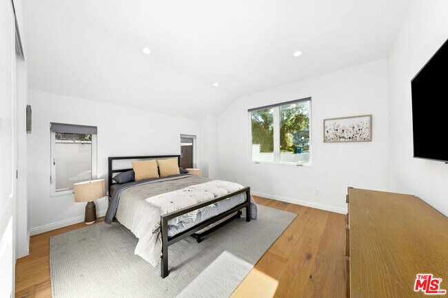 Building Photo - 530 S Bentley Ave