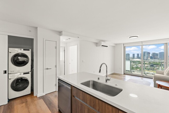 Building Photo - 1515 Liona St