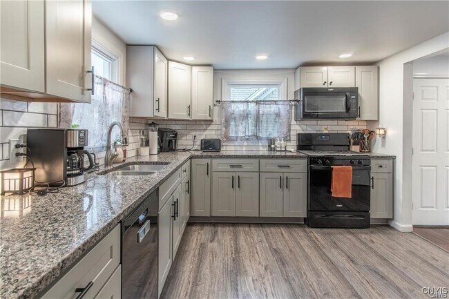 Building Photo - 215 Francis St