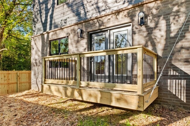 Building Photo - 634 S Happy Hollow Rd