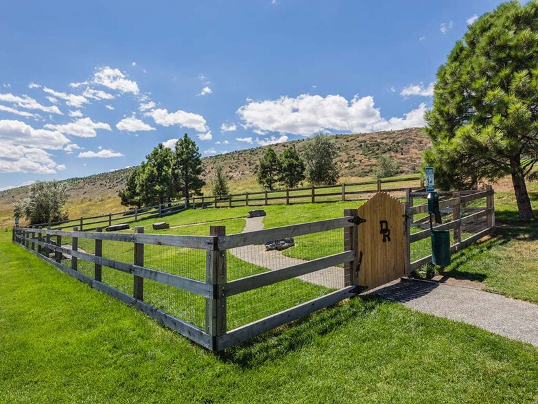 Building Photo - Dakota Ridge