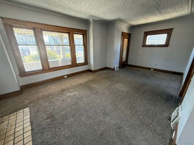 Building Photo - 4 BED 1 BATH SINGLE FAMILY HOME IN CLEVELAND!