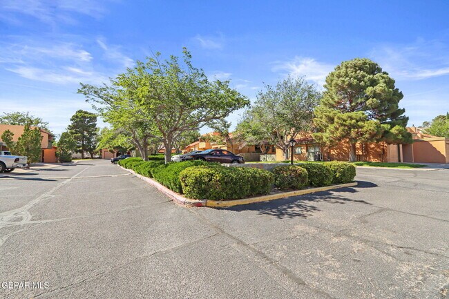 Building Photo - 1644 Lomaland Dr