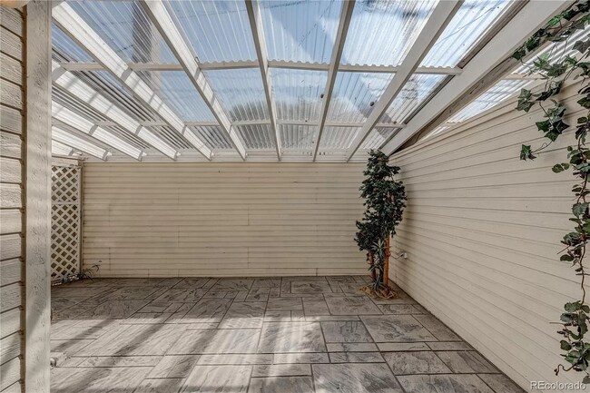 Building Photo - 552 Steele St