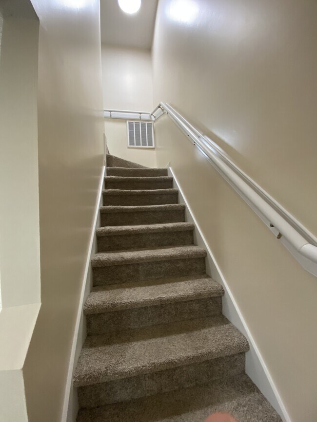 Building Photo - 350 Bracken Pl