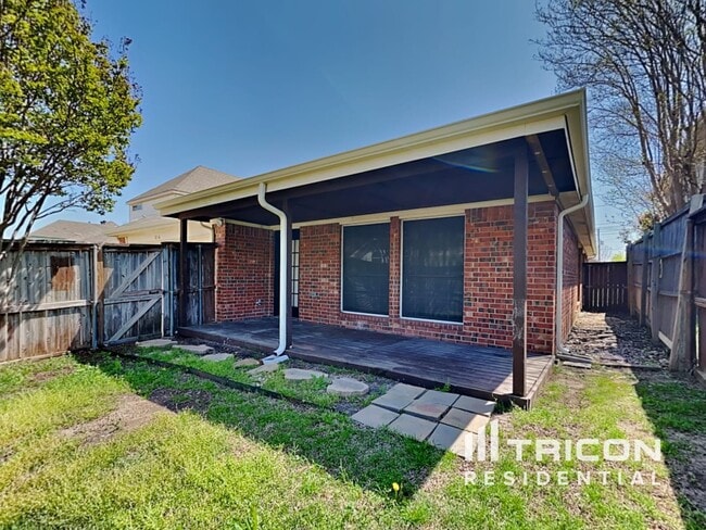 Building Photo - 834 San Jacinto Dr