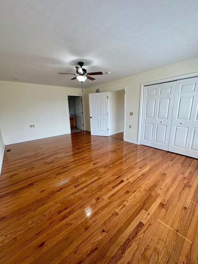 Building Photo - House for Rent in Broadway