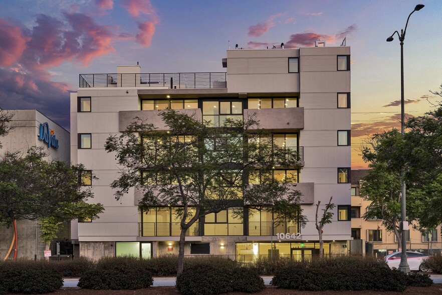 Primary Photo - Clad LA