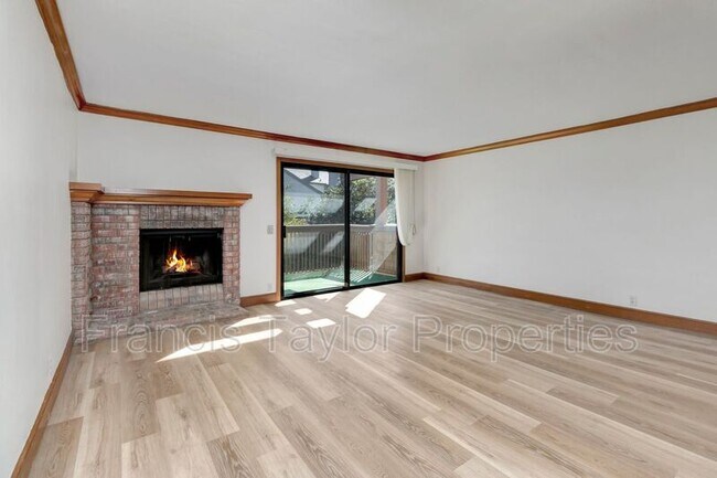 Building Photo - 8840 Villa La Jolla Dr