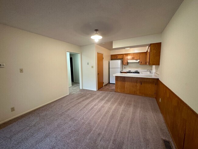 Building Photo - 3 Bedroom 2 Bathroom Duplex in Greenhaven