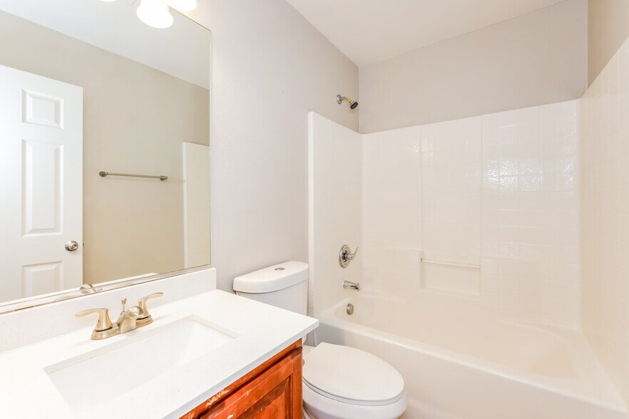Building Photo - 5714 Old Colony Dr