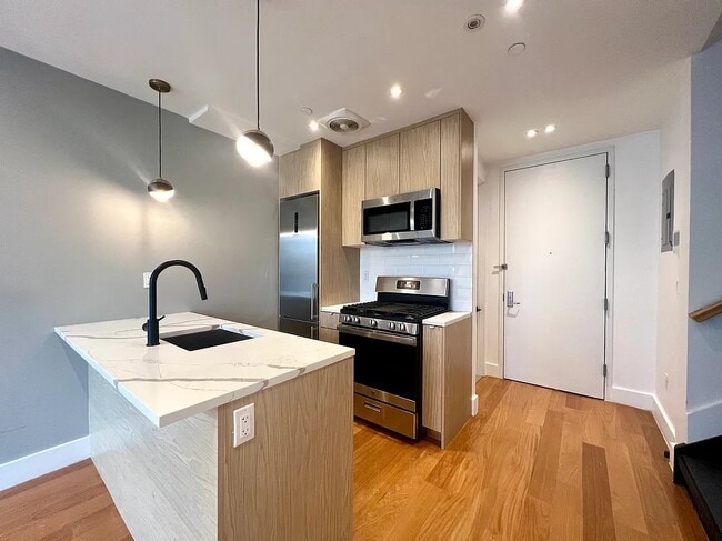 Building Photo - 22 Rogers Ave