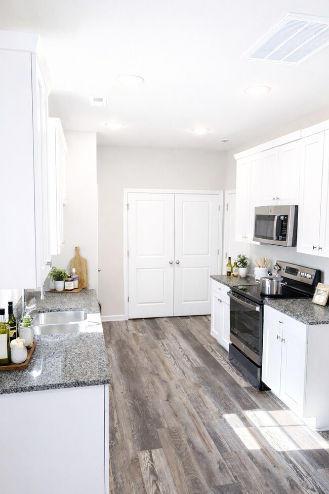 Building Photo - Beautiful 3BR 2.5BA Home w/ Full Appliance Kitchen • Garage Parking in Shelby