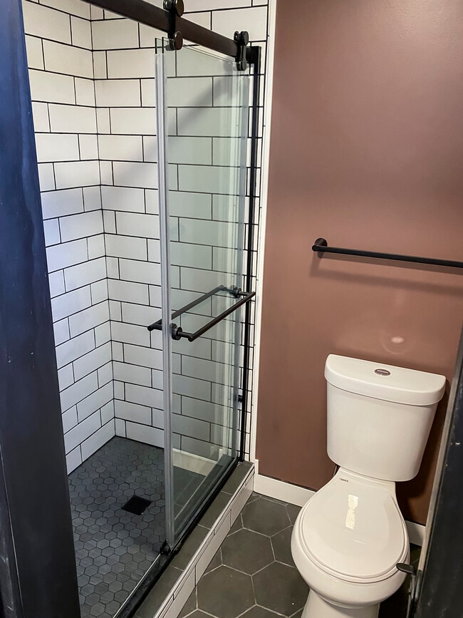 Mid-level bathroom - 1606 S Lake Irving Dr SW