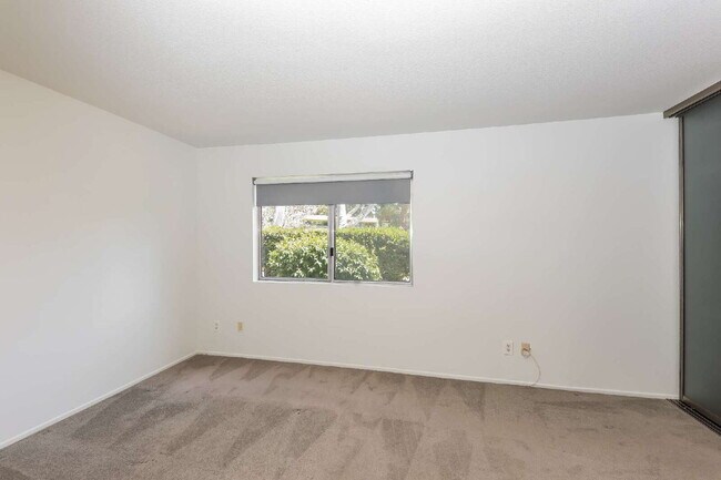 Building Photo - Modern 3 Bed / 2 Bath Turnkey Home with Exceptional Amenities!