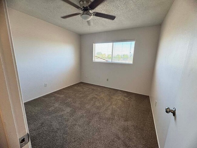 Building Photo - 2 bedroom 1 bathroom Unit Available in Oakdale!