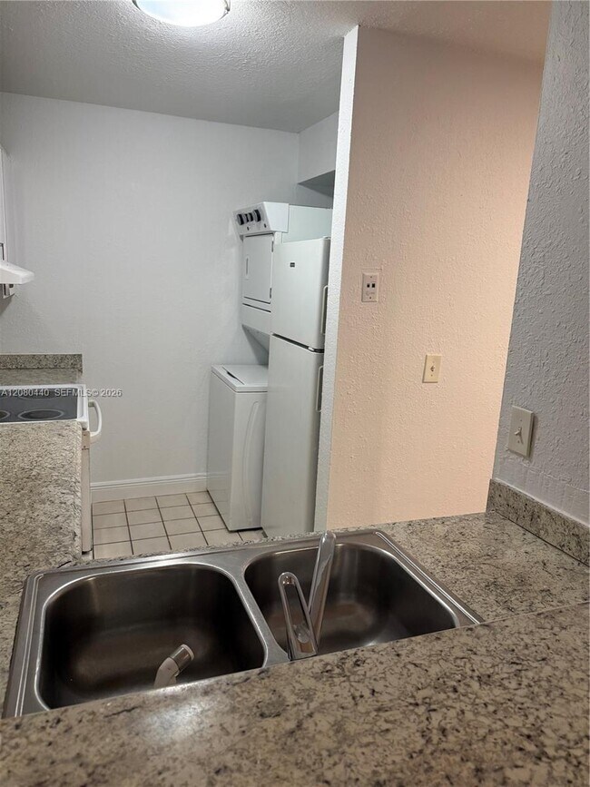 Building Photo - 838 Twin Lakes Dr