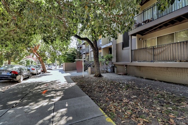 Building Photo - 425 Orange St
