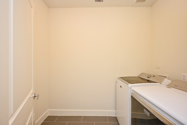 Building Photo - 1106 Fuschia Rd