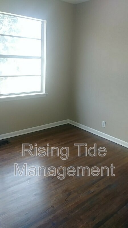 Building Photo - 645 Tree Haven Dr